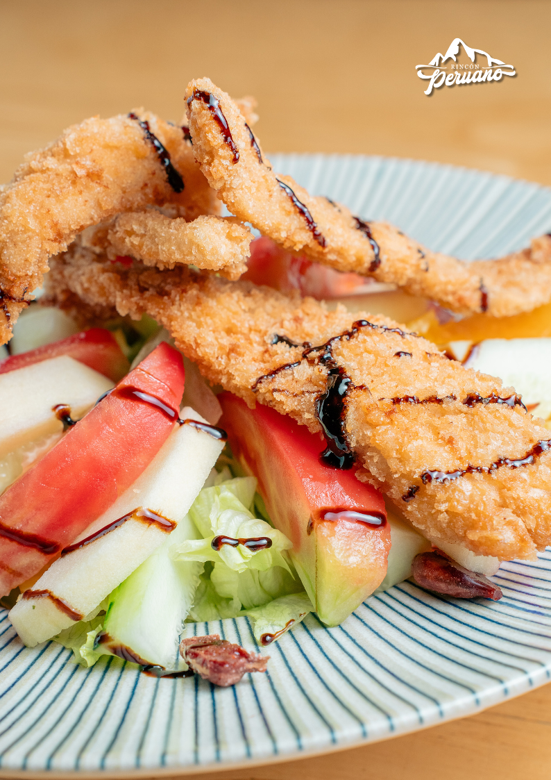 Plato de camarones empanizados con lechuga y frutas