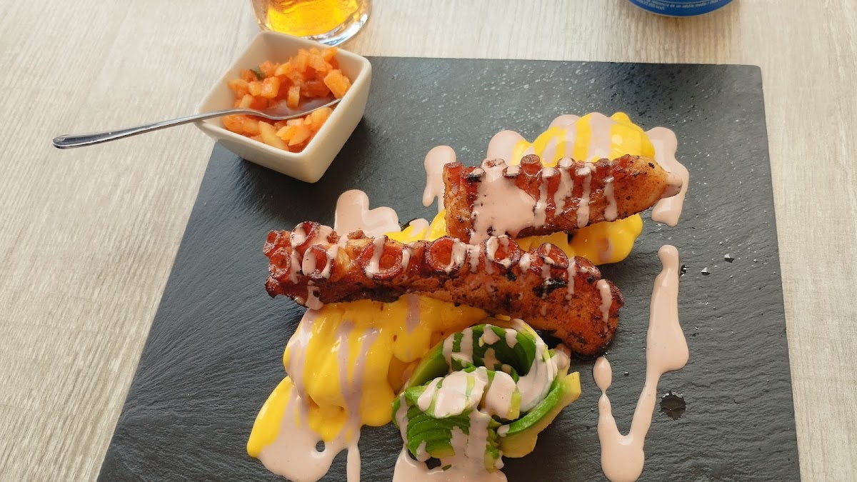 Brochetas de carne a la parrilla presentadas en piedra negra