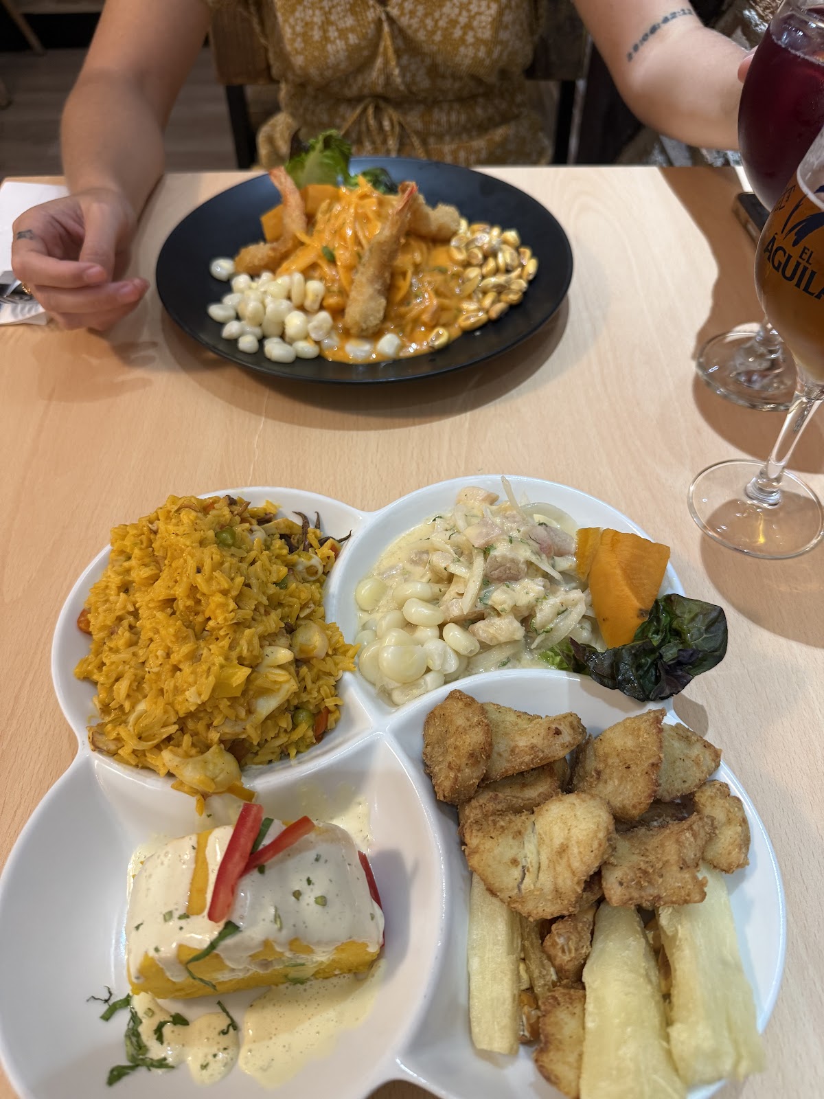 Plato variado con arroz, ensalada y pescado frito